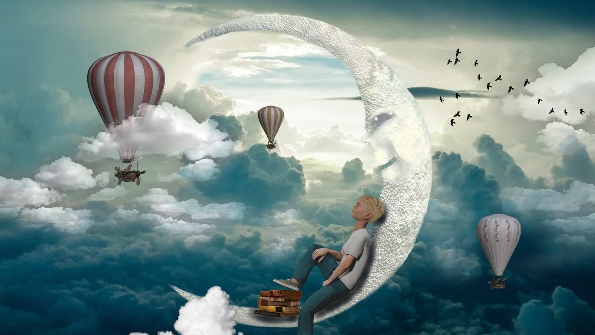 Un garçon rêveur assis sur un croissant de lune le pied sur des livres avec des montgolfières et des oiseaux autour de lui, symbolisant le pouvoir de la pensée, de l'intention
