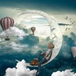 Un garçon rêveur assis sur un croissant de lune le pied sur des livres avec des montgolfières et des oiseaux autour de lui, symbolisant le pouvoir de la pensée, de l'intention