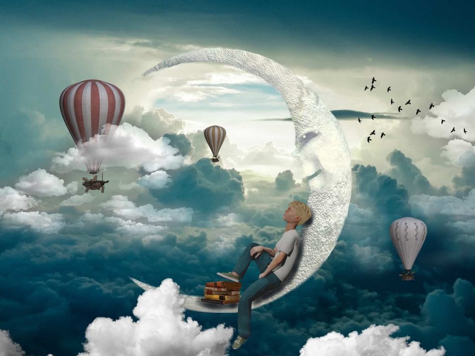 Un garçon rêveur assis sur un croissant de lune le pied sur des livres avec des montgolfières et des oiseaux autour de lui, symbolisant le pouvoir de la pensée, de l'intention