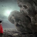 Une femme portant une robe de soirée rouge fait face à des rochers semblables à des cranes de mort dans un paysage sombre